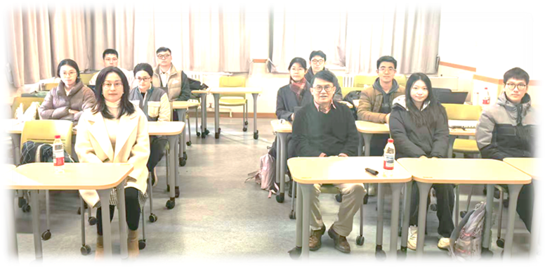 一群人在房间里的桌子和椅子AI 生成的内容可能不正确。