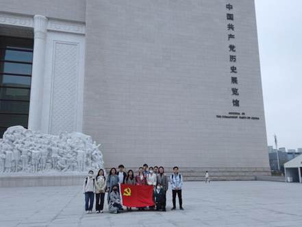 图1：全体党员前往中国共产党历史展览馆学习